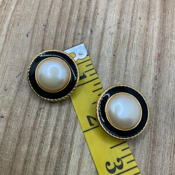 Richelieu Vintage Faux Pearl Clip On Earrings - Picture 3 of 6